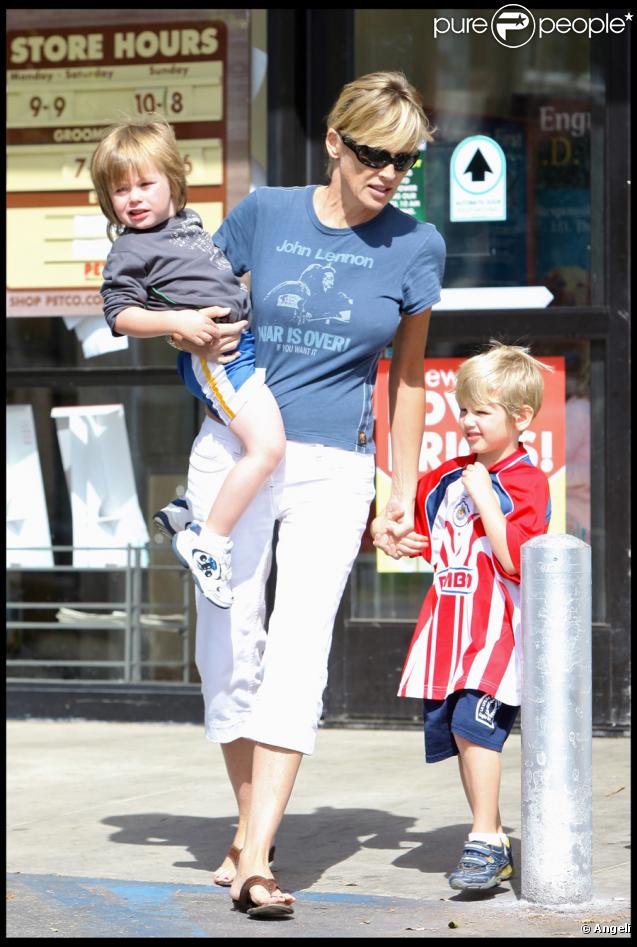 Sharon Stone dans un magasin de bicyclettes à Beverly Hills le 4 octobre 2009 avec ses deux fils Laird et Quinn