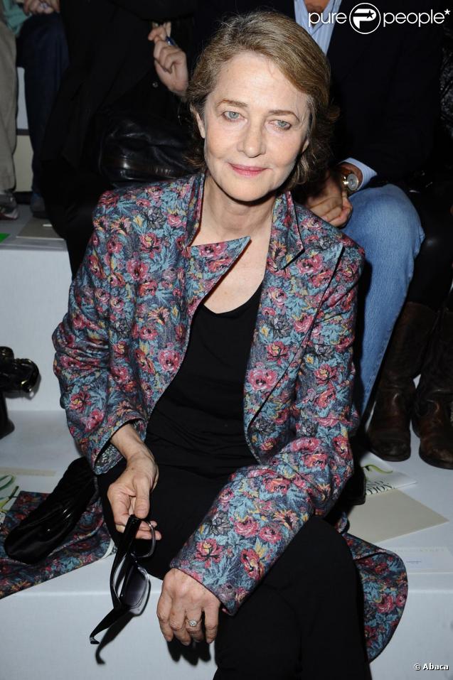 Charlotte Rampling au défilé Stella McCartney à Paris 
