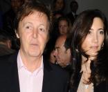 Paul McCartney et sa compagne Nancy Shevell au défilé Stella McCartney à Paris 