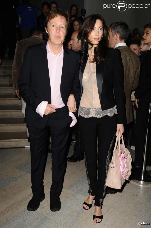 Paul McCartney et sa compagne Nancy Shevell au défilé Stella McCartney à Paris 