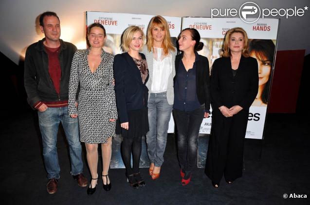 Catherine Deneuve, Marina Hands et Marie-Josée Croze entourées de toute l'équipe du film, à l'occasion de l'avant-première de  Mères et Filles , à l'UGC Ciné-Cité des Halles de Paris, le 5 octobre 2009 !