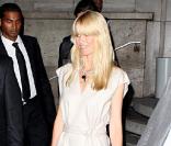 Claudia Schiffer au défilé Yves Saint Laurent, le 5 octobre 2009, au Palais de Tokyo