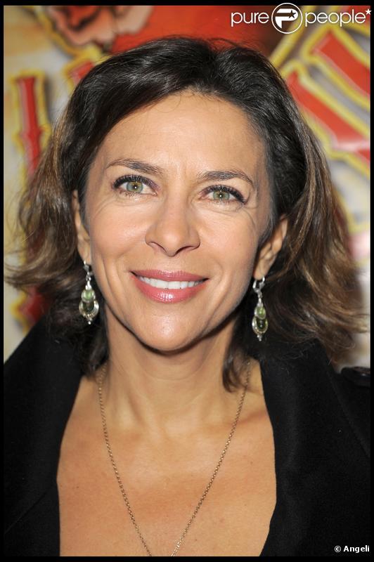Corinne Touzet arrive à Bobino pour assister au spectacle 