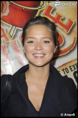 Virginie Efira arrive à Bobino pour voir La Clique. 05/10/09
