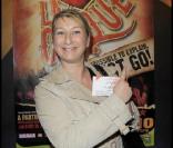 Elisabeth Buffet arrive à Bobino pour voir 