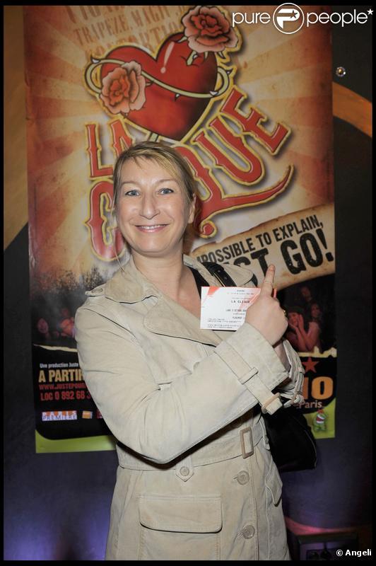 Elisabeth Buffet arrive à Bobino pour voir 