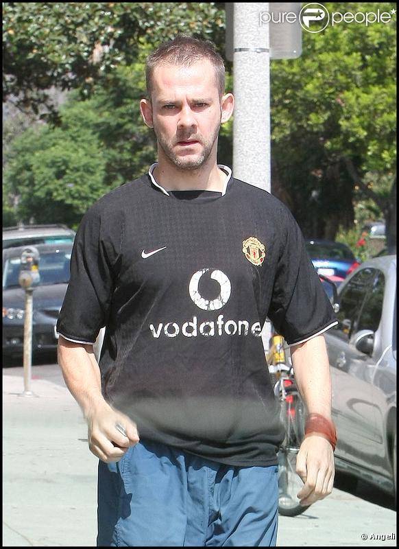 Dominic Monaghan porte un t-shirt au couleurs de Manchester United et se promène à Los Angeles le 29 septembre 2009