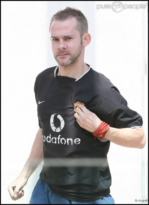 Dominic Monaghan porte un t-shirt au couleurs de Manchester United et se promène à Los Angeles le 29 septembre 2009