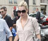 Kate Moss et son amoureux Jamie Hince à la sortie de leur hôtel à Paris le 6 octobre 2009