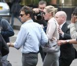 Kate Moss et son amoureux Jamie Hince font du shopping à Paris le 6 octobre 2009