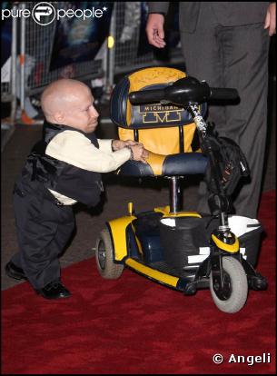 Verne Troyer très mignon, à l'occasion de l'avant-première de  L'Imaginarium du Docteur Parnassus , à l'Empire de Leicester Square, à Londres, le 6 octobre 2009 !