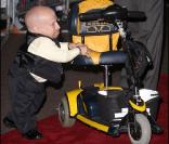 Verne Troyer très mignon, à l'occasion de l'avant-première de  L'Imaginarium du Docteur Parnassus , à l'Empire de Leicester Square, à Londres, le 6 octobre 2009 !