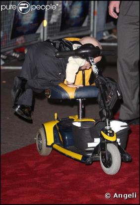 Verne Troyer et son petit engin, à l'occasion de l'avant-première de  L'Imaginarium du Docteur Parnassus , à l'Empire de Leicester Square, à Londres, le 6 octobre 2009 !