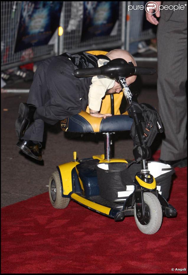 Verne Troyer et son petit engin, à l'occasion de l'avant-première de  L'Imaginarium du Docteur Parnassus , à l'Empire de Leicester Square, à Londres, le 6 octobre 2009 !