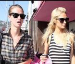 Paris et Nicky Hilton commencent leur shopping d\'Halloween afin de trouver leurs déguisements chez Trashy Lingerie le 6 octobre 2009 à Los Angeles