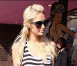 Paris et Nicky Hilton commencent leur shopping d'Halloween afin de trouver leurs déguisements chez Trashy Lingerie le 6 octobre 2009 à Los Angeles