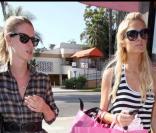 Paris et Nicky Hilton commencent leur shopping d'Halloween afin de trouver leurs déguisements chez Trashy Lingerie le 6 octobre 2009 à Los Angeles