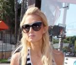 Paris et Nicky Hilton commencent leur shopping d'Halloween afin de trouver leurs déguisements chez Trashy Lingerie le 6 octobre 2009 à Los Angeles