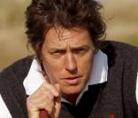 Hugh Grant s'adonne à sa grande passion : le golf. De quoi se relaxer, loin de l'agitation du showbiz.