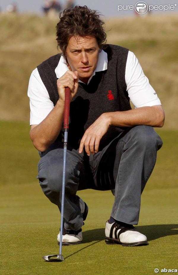 Hugh Grant s'adonne à sa grande passion : le golf. De quoi se relaxer, loin de l'agitation du showbiz.