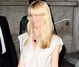 Claudia Schiffer au défilé YSL sait parfaitement assortir la robe crème à ses collants opaques. On adore. 