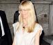 Claudia Schiffer au défilé YSL sait parfaitement assortir la robe crème à ses collants opaques. On adore. 