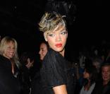 Rihanna au défilé Christian Dior, sobre et classe en total look noir. On adore. 