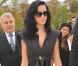 Katy Perry au défilé Karl Lagerfeld dans une robe noire structurée et un brin futuriste. Un look dans l'ère du temps. 