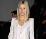 Gwyneth Paltrow au défilé Stella McCartney avec un must-have de la saison, une veste blanche à épaulettes 
