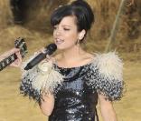 Lily Allen au défilé Chanel avec une allure folle en sequins et plumes. Bravo ! 