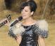 Lily Allen au défilé Chanel avec une allure folle en sequins et plumes. Bravo ! 