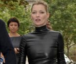 Kate Moss au défilé Miu Miu en total look cuir et ceinture cloutée. Le top. 