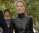 Kate Moss au défilé Miu Miu en total look cuir et ceinture cloutée. Le top. 