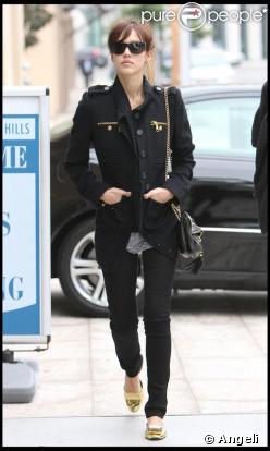 Jessica Alba dans les rues de Beverly Hills