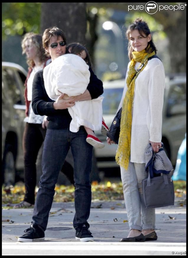 Papa et maman Cruise et la chipie de Suri à Boston le 11 octobre