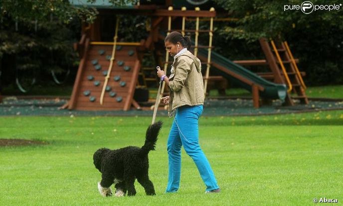 Michelle Obama promène son chien Bo, dans le jardin de la Maison Blanche !