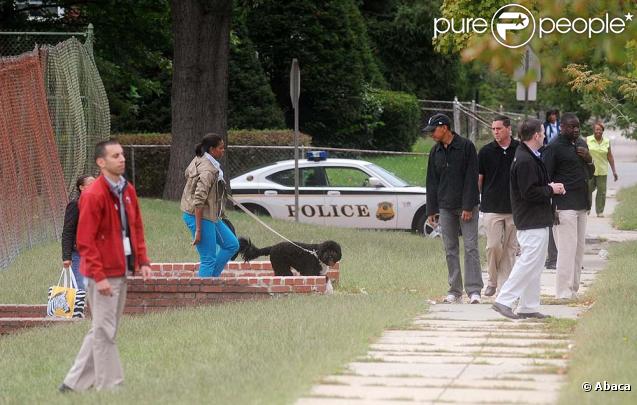 Michelle Obama promène son chien Bo, dans le jardin de la Maison Blanche !
