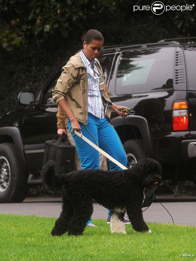 Michelle Obama promène son chien Bo, dans le jardin de la Maison Blanche !