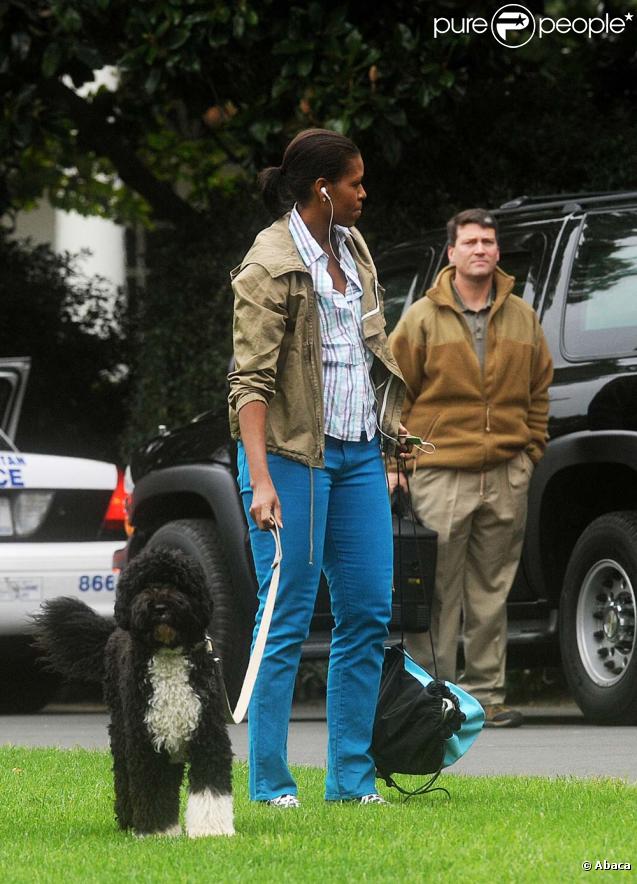 Michelle Obama promène son chien Bo, dans le jardin de la Maison Blanche !