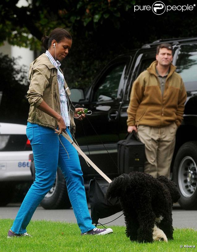 Michelle Obama promène son chien Bo, dans le jardin de la Maison Blanche !