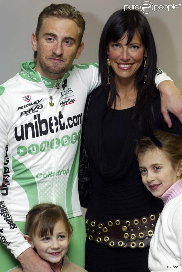 Frank Vandenbroucke, ici avec son ex-femme Sarah et ses deux filles (Cameron et Margaux), est décédé brutalement à l'âge de 34 ans, le 12 octobre 2009
