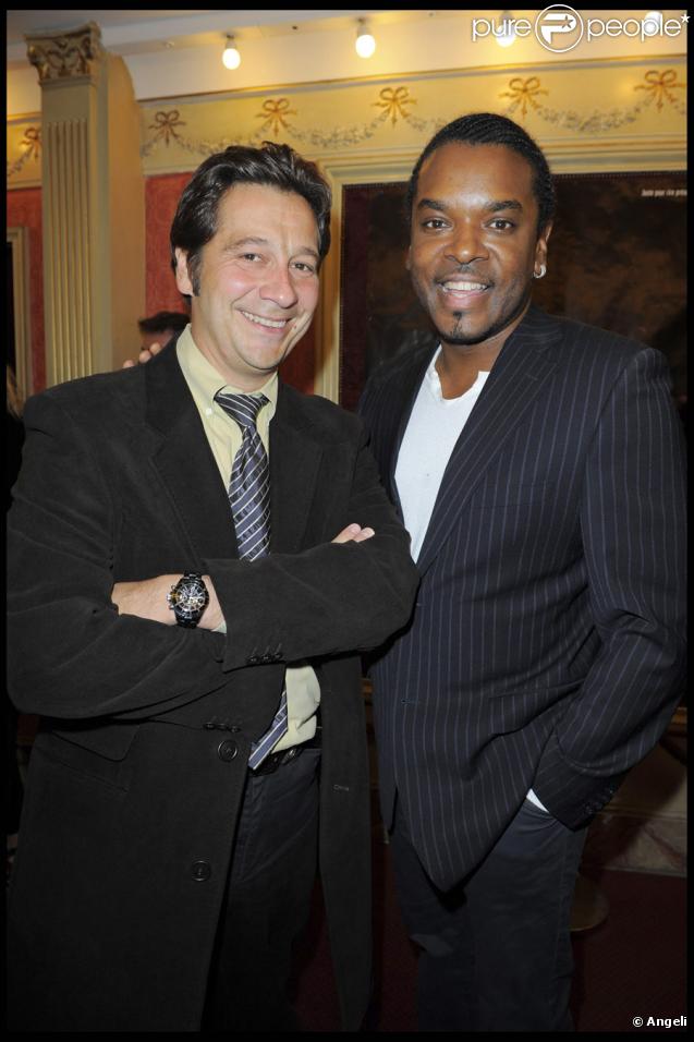 Laurent Gerra et Anthony Kavanagh lors du spectacle de Gregory Charles à Paris le 12 octobre 2009