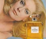 Catherine Deneuve représente le célèbre parfum Chanel N°5 