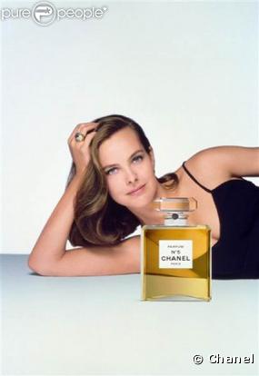 Carole Bouquet prête son image à la fragrance Chanel N°5