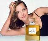 Carole Bouquet prête son image à la fragrance Chanel N°5 