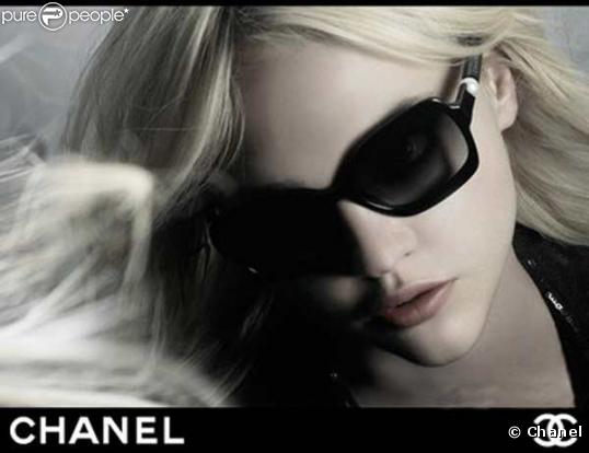 Sasha Pivovarova pose pour les lunettes Chanel