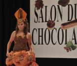 Coralie Clément porte une robe du créateur Jean Doucet  chocolatée par Ghraoui Chocolate Industry (Porte de Versailles, 13 octobre 2009)