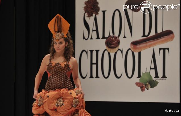 Coralie Clément porte une robe du créateur Jean Doucet  chocolatée par Ghraoui Chocolate Industry (Porte de Versailles, 13 octobre 2009)