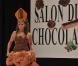 Coralie Clément porte une robe du créateur Jean Doucet  chocolatée par Ghraoui Chocolate Industry (Porte de Versailles, 13 octobre 2009)