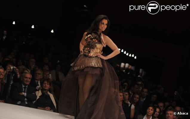 Faustine Bollaert porte une tenue créée par Sophie Reyes et chocolatée par Baileys  (Porte de Versailles, 13 octobre 2009)